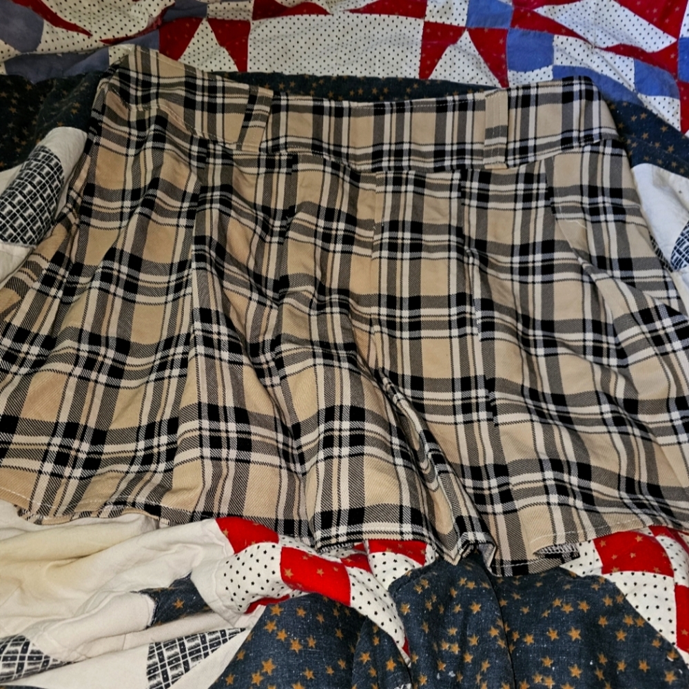 Pleated short skirt